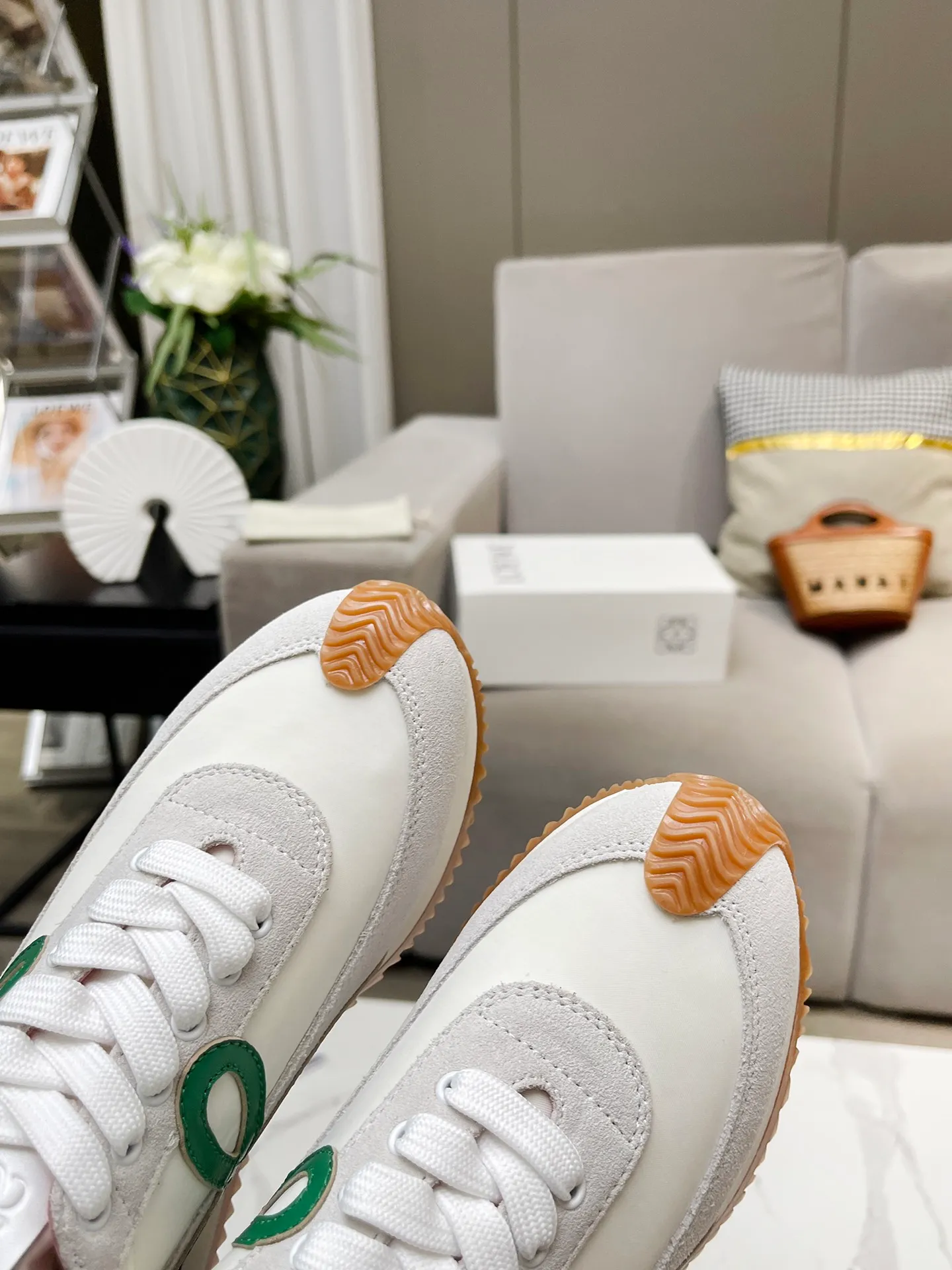 👟👟Ex-factory price 520👟👟 Men's code +10 Women's model: 35--39 (customized code 40 for women), Men's model: 40--44 (customized code 45 for men), 🔥🔥Hot LOEWE 2024 latest inner color block moral training shoes Forrest Gump shoes super good-looking super versatile color block stitching upper Very high-end hidden inner vagina 4cm! The heel has a novel design, is soft and comfortable, and has an exclusive brand logo on the side. It will be rated as the most comfortable sneaker of the year and is a must-have for your shoe cabinet!  The upper is made of special original cowhide + original cloth imported from Australia. The cowhide insole / original private model is exclusively customized with a 1:1 outsole!  Complete set in original packaging.